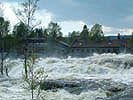 Flom: Nybrufossen i Kongsberg, med Bergverksmuseet i bakgrunnen.