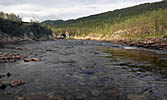 Typisk strekning i elveløpet nedover mot Skaidi: Lange, steinete grunnstryk brutt opp av mindre høler.